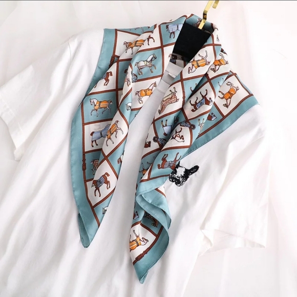 Beautiful Vintage Horse Pattern Silk-like Scarf - Picture 2 of 5